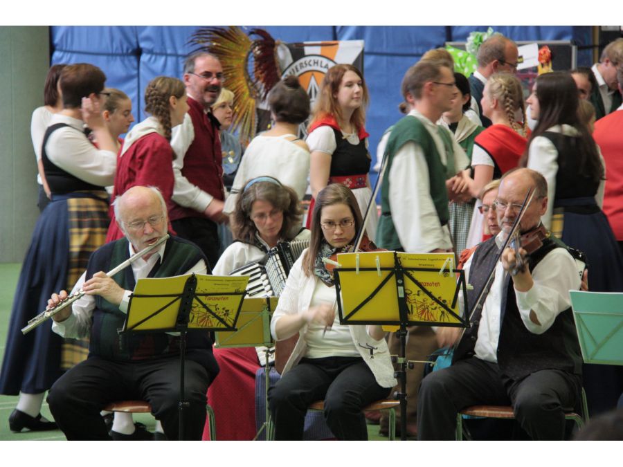 Impressionen beim Tanz aller Kulturen (Foto: © Bildungs- und Integrationszentrum, Kreis Paderborn, Johanna Leifeld)